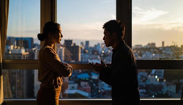 怒って腕組をする女性に頭を下げて謝る男性 怒って腕組をする女性に頭を下げて謝る男性の写真