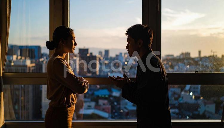 怒って腕組をする女性に頭を下げて謝る男性 喧嘩,カップル,仲直りの写真素材