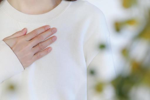 胸に手を当てる女性　気持ち 胸に手を当てる,気持ち,女性の写真素材