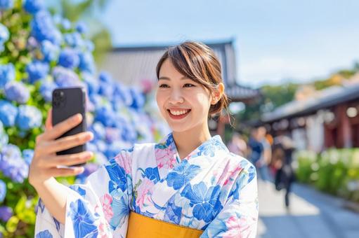 自撮りする浴衣の若い日本人女性観光客01 自撮りする浴衣の若い日本人女性観光客01の写真