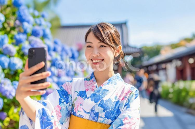 自撮りする浴衣の若い日本人女性観光客01 女性,観光客,浴衣の写真素材
