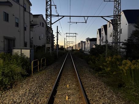 日の出に続く線路 日の出,朝,反射の写真素材