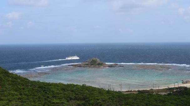 青い海と白い船、緑の島々 海,青い海,空の写真素材