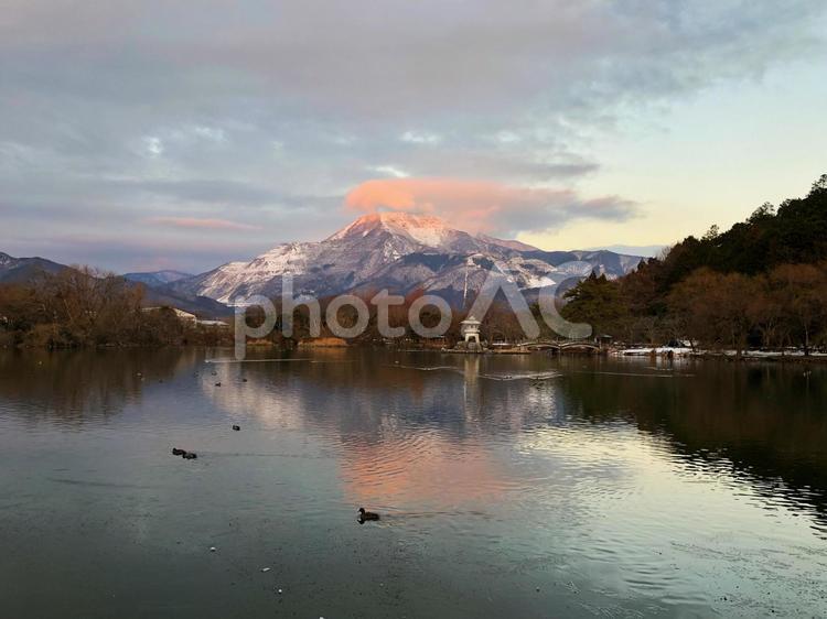 三島池の夕暮れ時 水域,湖,何人もありませんの写真素材