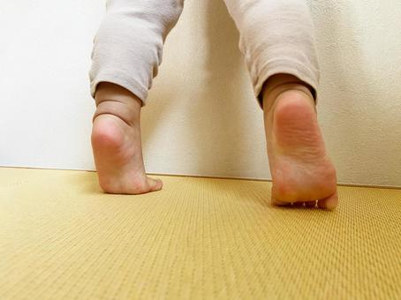 つかまり立ちの子ども つかまり立ちの子ども つかまり立ち,子ども,赤ちゃんの写真素材