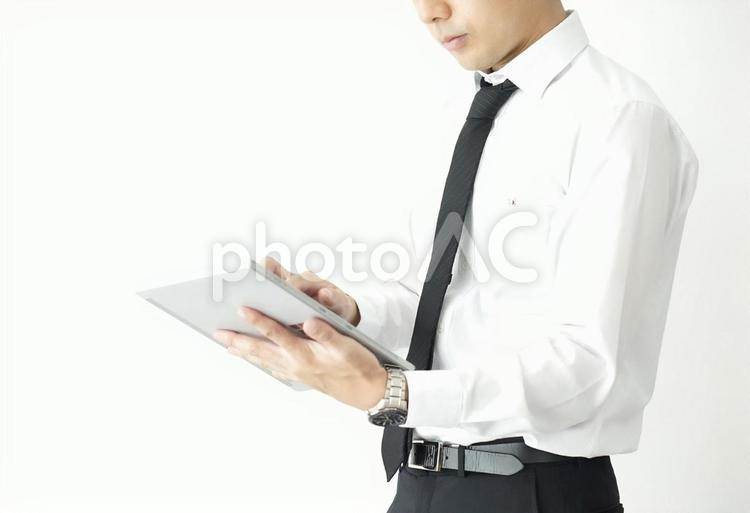 タブレットを操作する男性 サラリーマン,仕事,ビジネスの写真素材