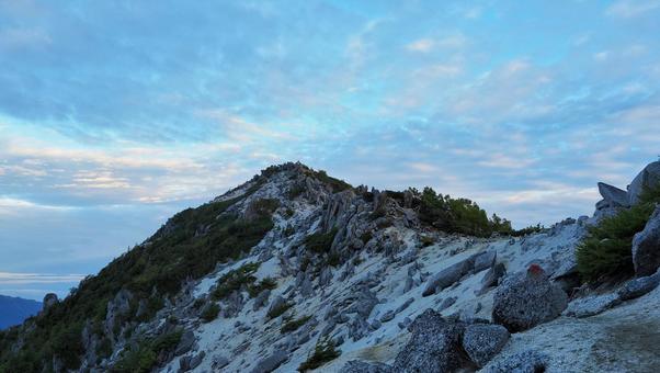 鳳凰三山稜線から見る朝の観音岳 鳳凰三山稜線から見る朝の観音岳 登山,鳳凰三山,鳳凰山の写真素材