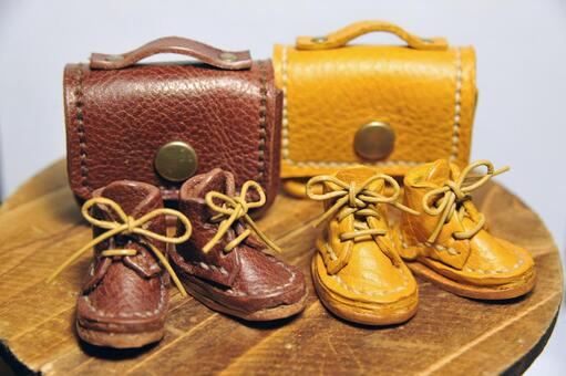 ミニチュアサイズのかわいい革の小物 ミニチュアサイズ,ハンドメイド,カバンの写真素材