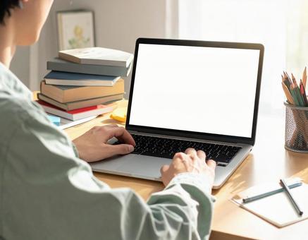 オンライン授業を受ける日本人 オンライン授業を受ける日本人の写真