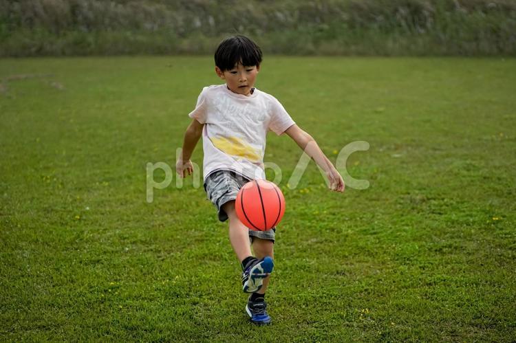 ＜素材＞公園で元気にサッカーをする男の子 子供,男性,人物の写真素材
