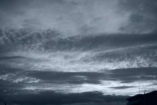 モノクロの空と雲 モノクロの空と雲 雲,空,秋の写真素材