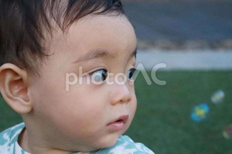 何かが気になる赤ちゃん 赤ちゃん,０歳,男の子の写真素材