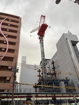 ビル建設中のクレーン車 ビル建設中のクレーン車 建設ビル,工事中,仕事の写真素材