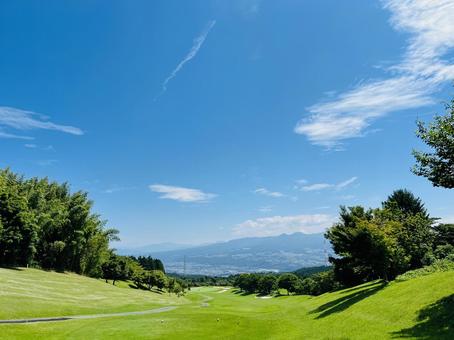 青空と山々を望むゴルフコース 青空と山々を望むゴルフコース ゴルフ場,ゴルフコース,青空の写真素材