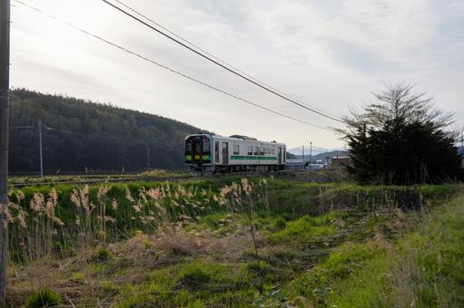 富良野線H100系車両とローカル風景 富良野線H100系車両とローカル風景 鉄道,車両,気動車の写真素材