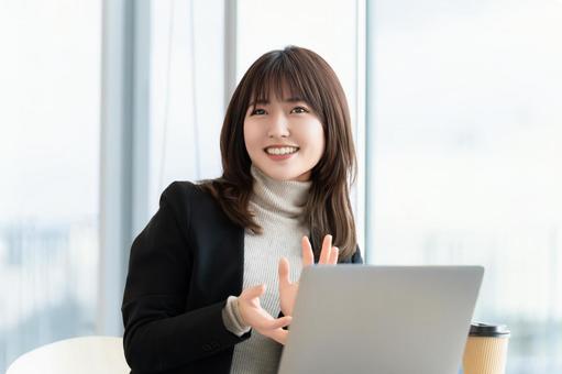 笑顔で対話をする女性・ビジネスウーマン 笑顔で対話をする女性・ビジネスウーマン 女性,パソコン,笑顔の写真素材