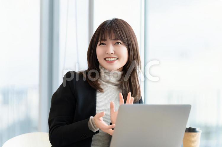 笑顔で対話をする女性・ビジネスウーマン 女性,パソコン,笑顔の写真素材