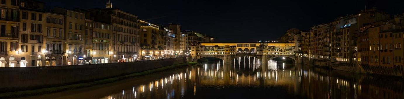 ポンテヴェキオの夜景 ポンテヴェキオの夜景 夜景,イタリア,フィレンツェの写真素材