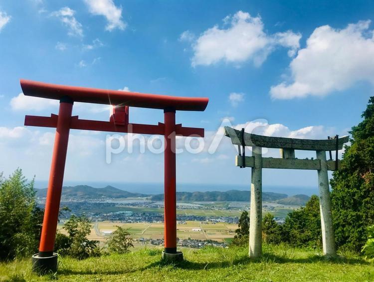 福津市/在自山/金刀比羅神社 鳥居,赤,白の写真素材