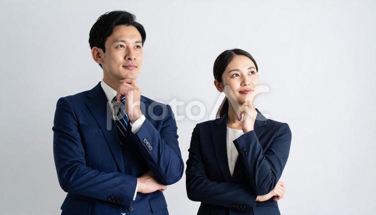 考えごとをする男女2人のビジネスマン 男性,女性,男女の写真素材