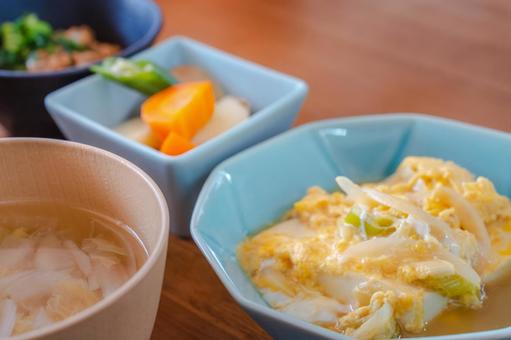 豆腐の卵とじと雑穀米の和朝食 豆腐の卵とじと雑穀米の和朝食 朝食,和食,豆腐の写真素材