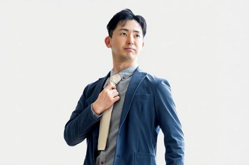 ネクタイを締める男性ビジネスマン ネクタイを締める男性ビジネスマンの写真