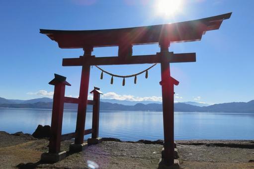 青空と御座石神社の赤い鳥居 青空と御座石神社の赤い鳥居 神社,湖,風景の写真素材