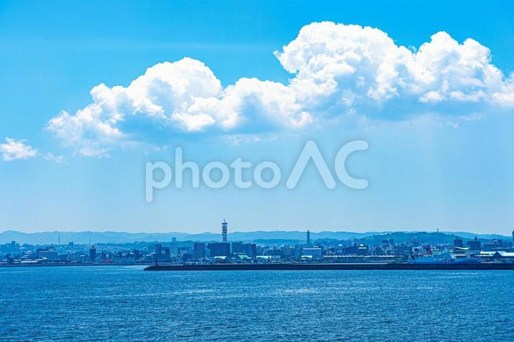 鹿児島湾フェリーから見た鹿児島の町 海,風景,鹿児島湾の写真素材