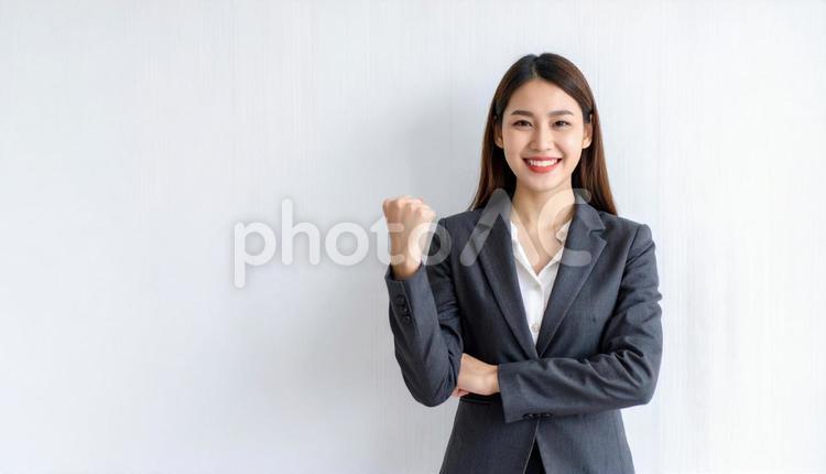 腕組みするスーツ姿のビジネスウーマン 腕組,女性,ガッツの写真素材