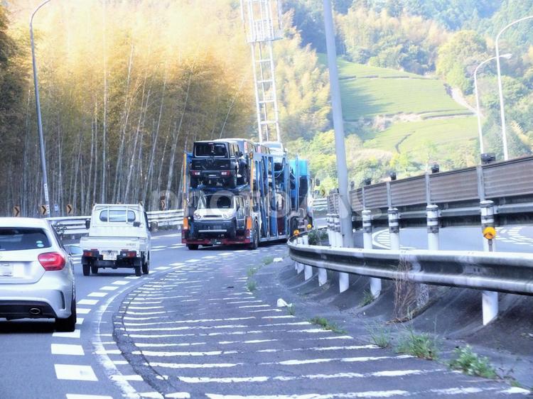 右カーブのくだり坂を走るキャリアカー カーキャリア,キャリアカー,車運搬の写真素材