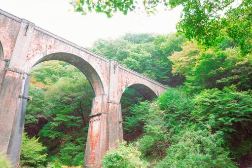 下から見上げるめがね橋 めがね橋,旧信越本線,碓氷第三アーチの写真素材