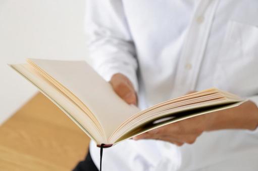 本を読む男性 ベンチ,本,ハードカバーの写真素材