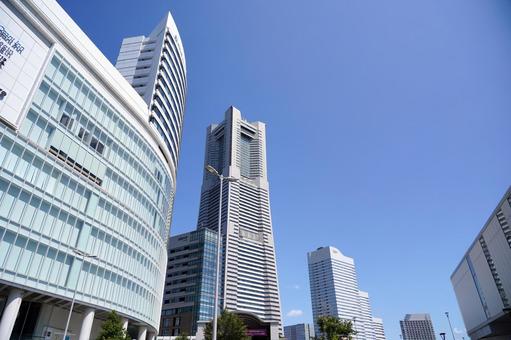 青空と横浜みなとみらいのビル 青空と横浜みなとみらいのビル 横浜,みなとみらい,ランドマークタワーの写真素材