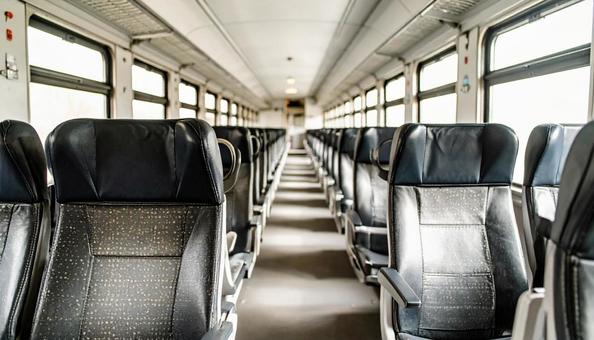 老朽化したバスや電車の車内 老朽化したバスや電車の車内の写真