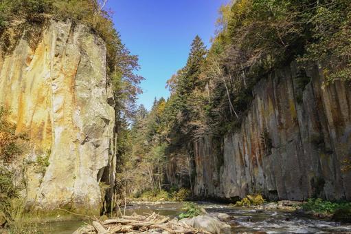 渓谷 山奥,崖,川の写真素材