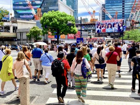 パワフルに 日本を遊べ外国人 パワフルに 日本を遊べ外国人 スクランブル交差点,渋谷,shibuyaの写真素材