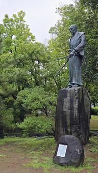 雨の武蔵塚公園 宮本武蔵像 雨の武蔵塚公園 宮本武蔵像 武蔵塚公園,宮本武蔵,宮本武蔵像の写真素材