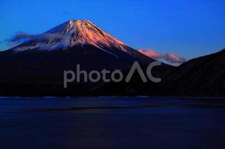 本栖湖から見た紅富士 富士山,紅富士,本栖湖の写真素材