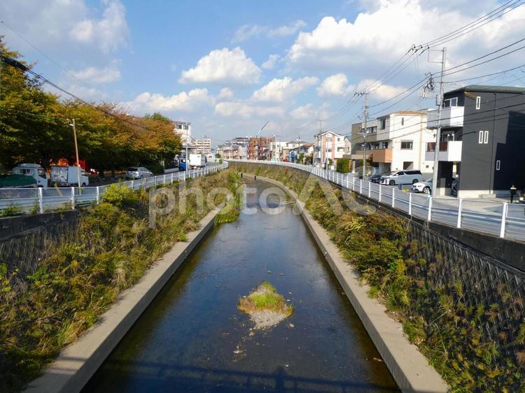 待ちの中を流れる川 風景,自然,川の写真素材