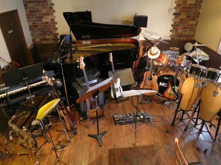 ライブハウスステージ本番前 ライブハウス,ステージ,リハーサルの写真素材