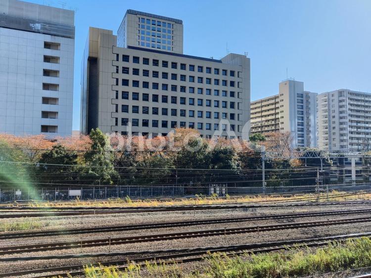 晴れの日の線路 風景,ビジネスビル,ビルの写真素材