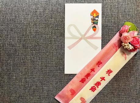 七五三のお祝い 千歳飴と祝儀袋 七五三のお祝い 千歳飴と祝儀袋の写真