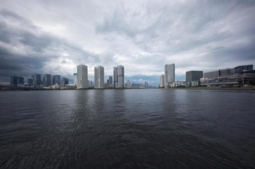 春海橋公園と晴海の高層マンション群の写真