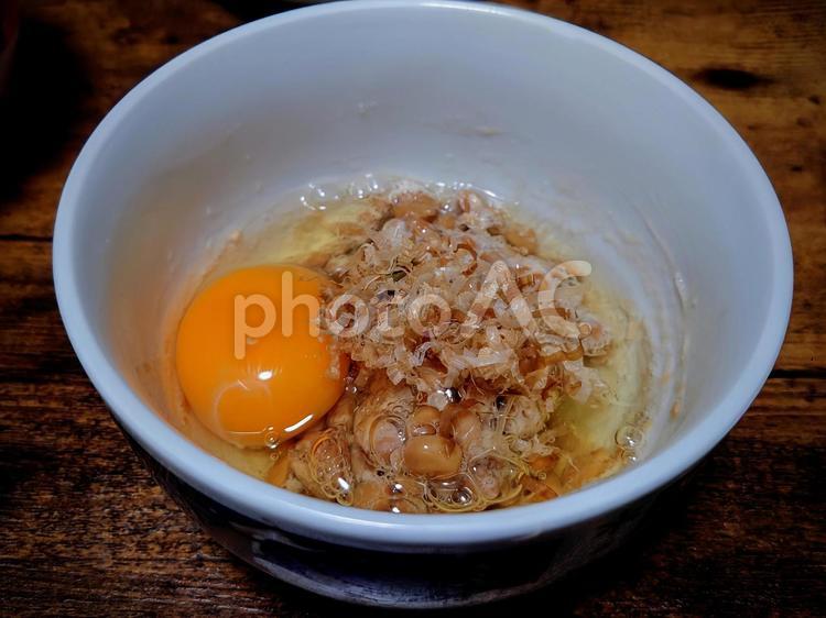 納豆 納豆,生卵,かつお節の写真素材