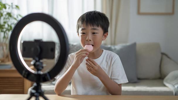 動画配信をしている小学生の男の子 動画配信をしている小学生の男の子の写真
