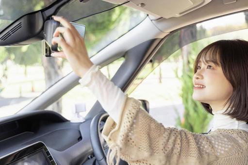若い女性 運転 ルームミラー 若い女性 運転 ルームミラー 女性,ドライブ,ハンドルの写真素材