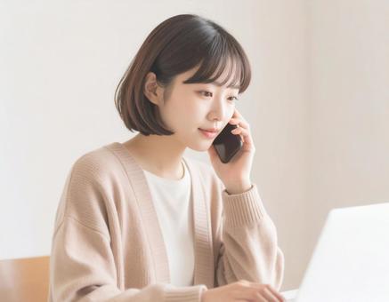 仕事をする女性 仕事をする女性の写真