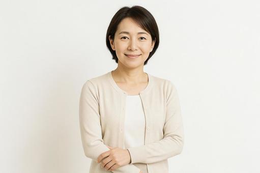 穏やかな女性教師の笑顔 穏やかな女性教師の笑顔の写真