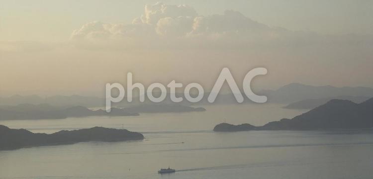 夏の夕暮れの瀬戸内海 瀬戸内海,島々,夕暮れの写真素材