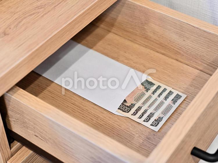 引き出しの中のお金 お金,引き出し,へそくりの写真素材